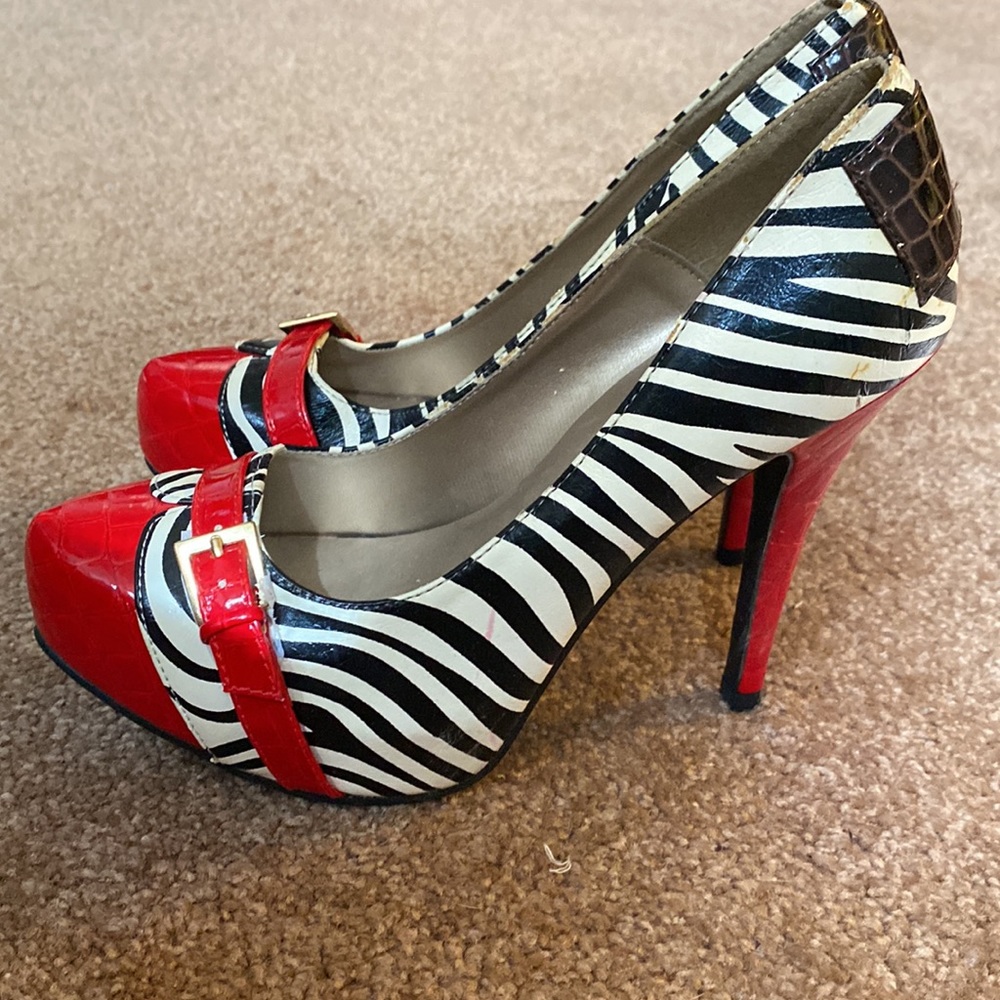 QUPID Red black and white zebra print heel
